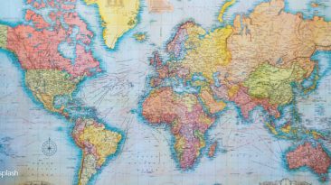 carte du monde, famille voyageuse