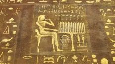 Avec les hiéroglyphes, les égyptiens ont permis de transmettre l'information durant des millénaires