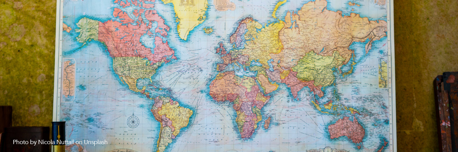 carte du monde, famille voyageuse